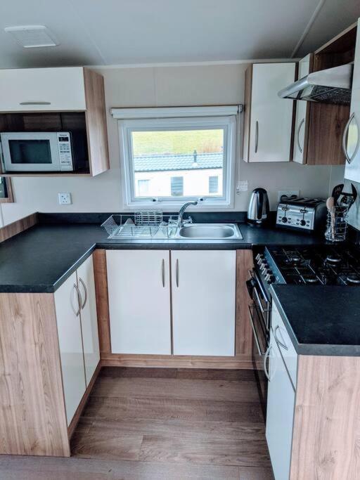 Large 4 Person Couples And Family Caravan In Newquay Bay Resort ภายนอก รูปภาพ