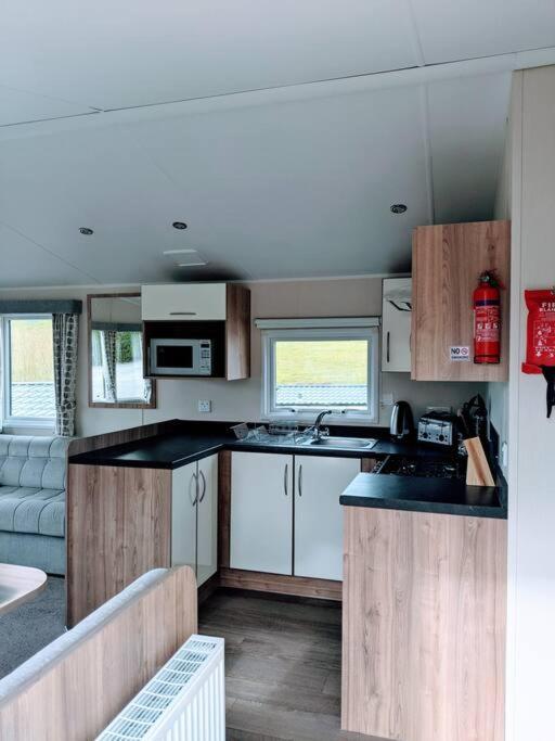 Large 4 Person Couples And Family Caravan In Newquay Bay Resort ภายนอก รูปภาพ